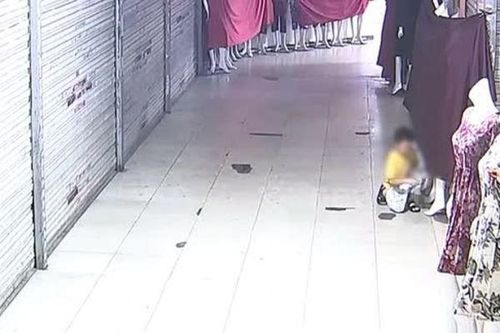 Bất ngờ câu trả lời tại đồn cảnh sát của cậu bé suýt biến khu chợ thành biển lửa