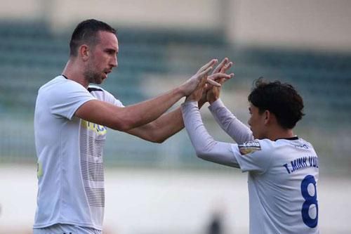 HAGL 3-1 Quảng Nam: Tuấn Anh lập công, đội bóng phố Núi tiếp tục bay cao