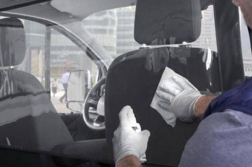 Ford ra mắt tấm vách ngăn Covid-19 trên xe Transit và Tourneo