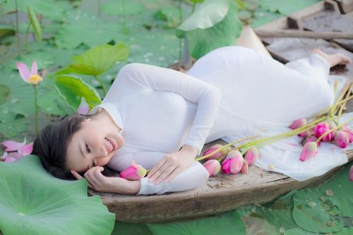 Miss Eco Việt Nam diện áo dài nuột nà, đem hoa sen trắng vào bộ ảnh đậm nét văn hóa