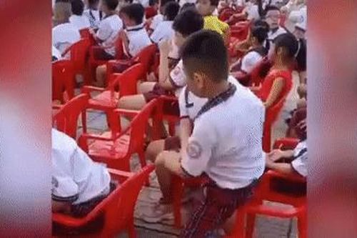 Clip: Cậu bé tiểu học nhanh chóng 'chiếm sóng' khi nhún nhảy cực điệu nghệ tại buổi tổng kết năm học