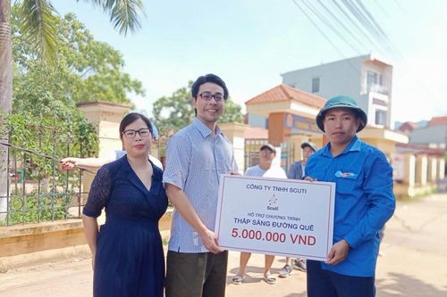 Công ty TNHH Scuti hỗ trợ chương trình 'Thắp sáng đường quê' tại huyện nghèo Sơn Động