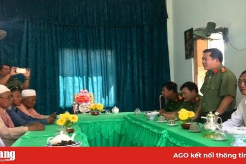 Đại tá Đinh Văn Nơi, Giám đốc Công an tỉnh thăm Ban Đại diện Cộng đồng Hồi giáo tỉnh An Giang