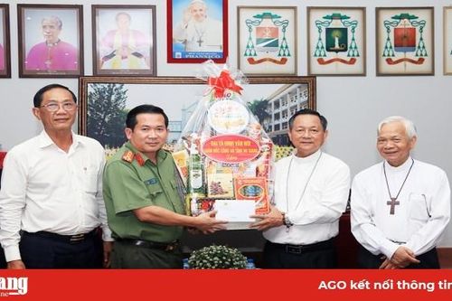 Giám đốc Công an tỉnh An Giang thăm, tặng quà các tôn giáo trên địa bàn tỉnh