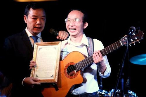 Hà Chương - Nhắm mắt nhìn sao