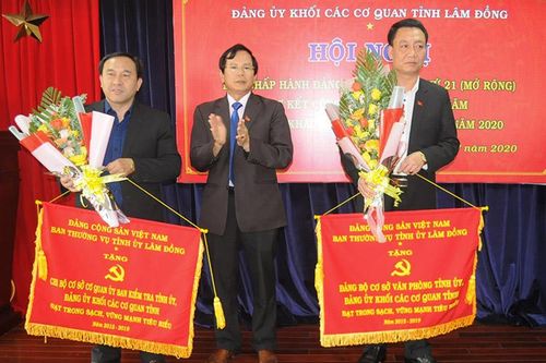 Nhiều tập thể và cá nhân thuộc Đảng bộ Khối các cơ quan nhận cờ và bằng khen
