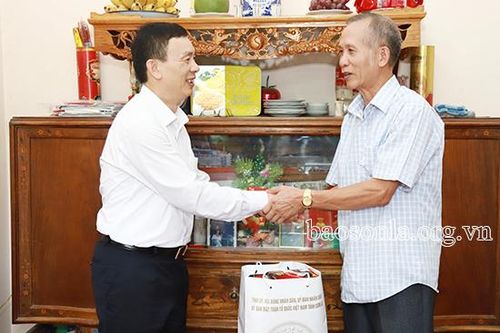 Đồng chí Lê Hồng Long thăm, tặng quà các thương binh trên địa bàn huyện Thuận Châu