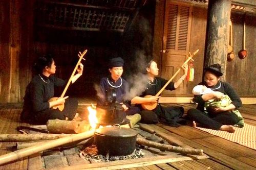 Nhớ bếp lửa nhà sàn