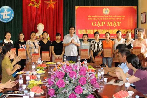 Đồng Hỷ: Tặng quà công nhân viên chức lao động khó khăn