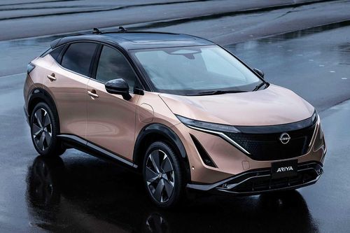 Logo mới của Nissan chính thức được gắn lên xe