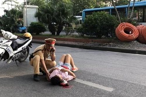 Khoảnh khắc đẹp của chiến sĩ CSGT giúp đỡ người phụ nữ bị tai nạn
