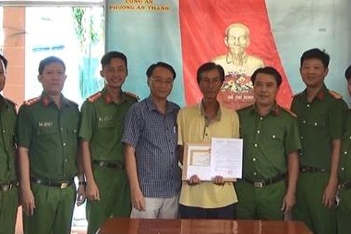 Trao giấy khen cho người đàn ông bán vé số