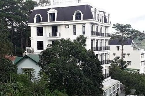 Ngang nhiên xây biệt thự 'khủng' trái phép giữa Đà Lạt