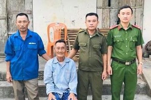 Công an xã đưa cụ già đãng trí bị lạc trở về nhà