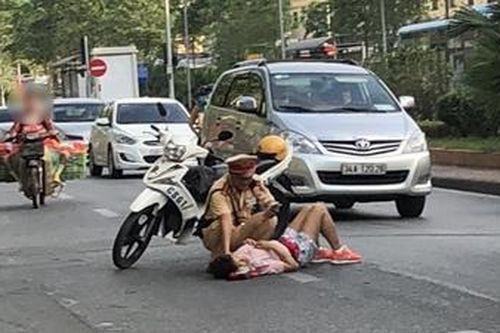 Cảnh sát giao thông giúp người bị nạn thoát cơn nguy kịch