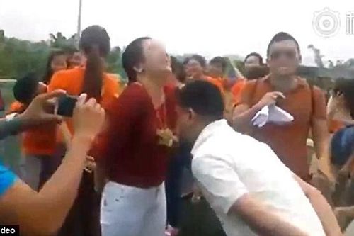 Ghê sợ các trò chơi tập thể tục tĩu trong cuộc vui nhiều công ty