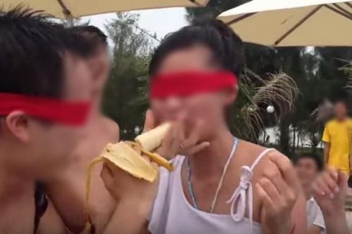 'Phải tham gia trò chơi tục tĩu khi team building, nghĩ lại vẫn rùng mình'