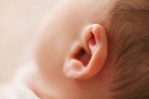 Tưởng con tự kỷ đi khám mẹ ngã ngửa trẻ bị điếc bẩm sinh