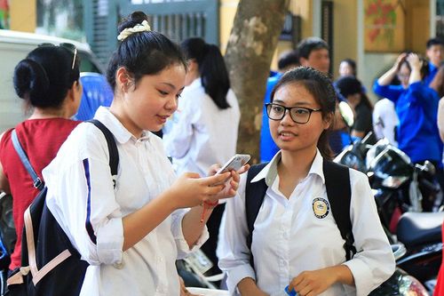 Thí sinh rạng rỡ, phụ huynh lo lắng chờ bên ngoài điểm thi