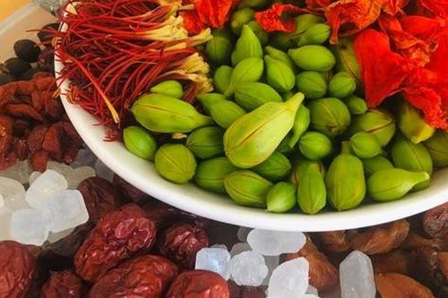 Không chỉ làm gỏi, loài hoa nở đỏ rực vào mùa hè còn có thể làm ra loại trà dưỡng nhan cực thơm ngon và bổ dưỡng này