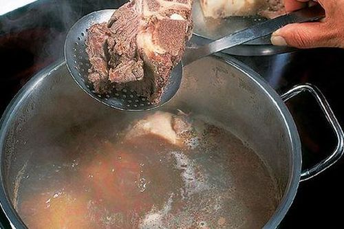Sự thật về bọt sủi trắng trong nước xương hầm và mẹo cực dễ làm nước xương đang đục ngầu trong vắt trở lại