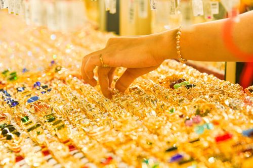 Vàng tăng giá trở lại sau phiên bị chốt lời
