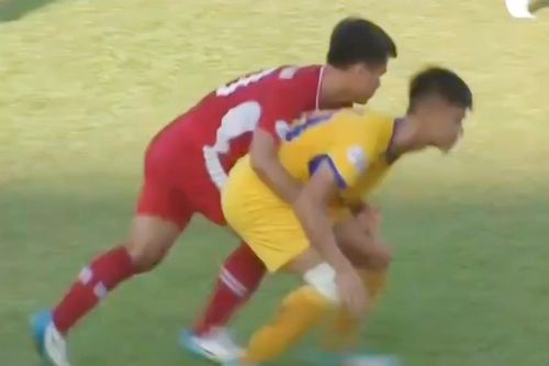Phan Văn Đức bị đối thủ ôm chặt, không cho đi bóng