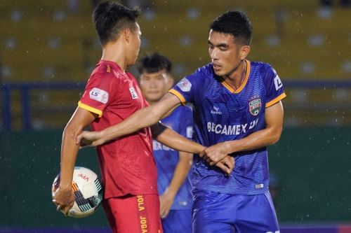 Cầu thủ Bình Dương nóng nảy giành bóng khi Thanh Hóa câu giờ