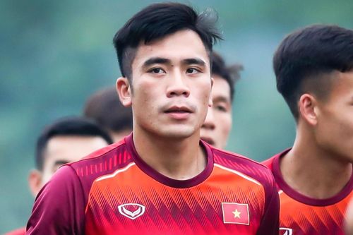 Tuyển thủ U23 bị ngoại binh đội Quảng Ninh 'vặn sườn'