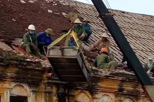 Nhà thờ Bùi Chu bắt đầu dỡ mái ngói, nền gạch