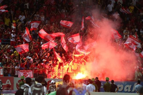 Cổ động viên Hải Phòng đốt pháo sáng tại Hàng Đẫy: Hà Nội FC đã thực sự nghiêm túc?