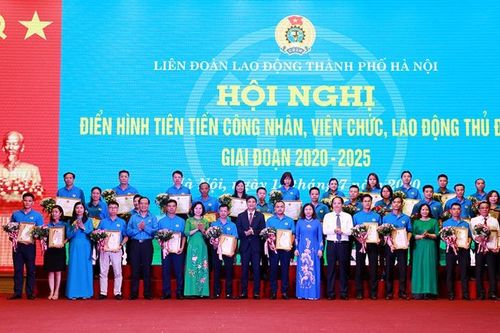 Tôn vinh các tập thể và cá nhân điển hình tiên tiến xuất sắc trong lao động