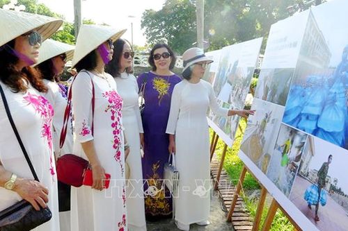 Triển lãm ảnh 'Việt Nam phòng, chống dịch Covid-19'
