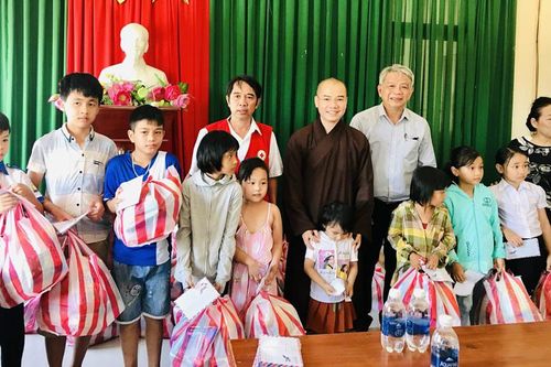 Tặng quà trẻ em mồ côi