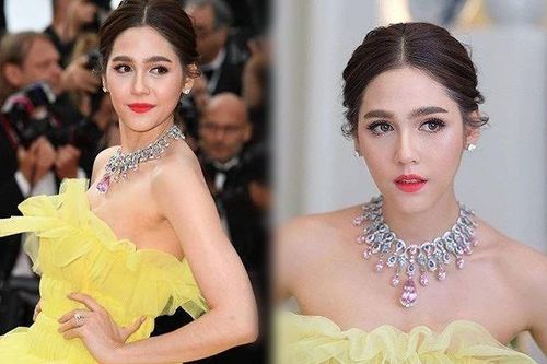 'Chất' như Chompoo Araya làm gì cũng tạo trend, dán đầy sticker lên mặt cũng 'gây bão'