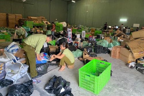 'Đột kích' kho hàng lậu trăm ngàn sản phẩm tại Cảng ICD Mỹ Đình