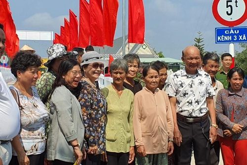 Nhịp cầu nối những 'bờ công nghệ'