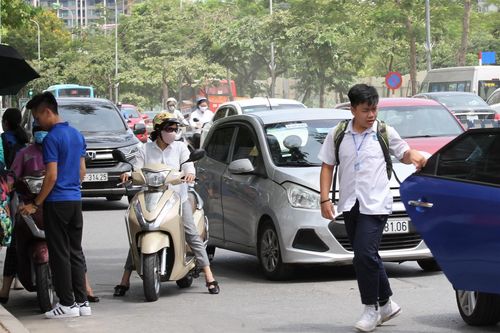 Hà Nội: Thí sinh thi chuyên trong nắng nóng 38 độ C