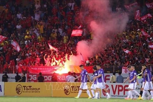 VFF vừa kêu gọi thắt chặt an ninh, sân Hàng Đẫy lại 'ngập' pháo sáng