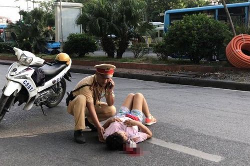 Giật mình vì tiếng còi xe, người phụ nữ ngã ra đường Hà Nội nguy kịch?