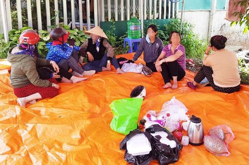 Chủ hụi ở Lâm Đồng 'mất tích', nhiều người lập bàn thờ trước nhà đòi tiền