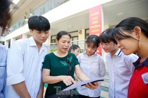 Dịch COVID-19 vào đề thi văn chuyên của Hà Nội