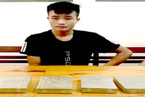 Bắt đối tượng đang vận chuyển 4 bánh heroin