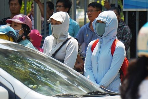 Phụ huynh 'hóa ninja' trước cổng trường mùa thi