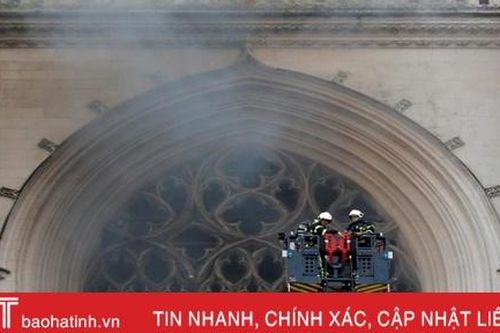 Cháy lớn tại nhà thờ cổ của Pháp