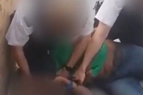 Anh điều tra cảnh sát da trắng có hành vi thô bạo với nghi phạm da màu