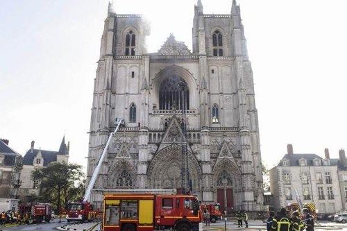 'Viên ngọc Gothic' 600 năm của Pháp bị lửa hung hãn nuốt trọn