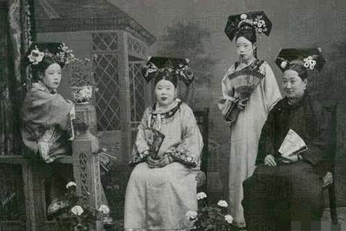 Trong hoàng cung bao ăn ở, tiền lương của các phi tần hậu cung dùng để làm gì mà bình thường đều không đủ