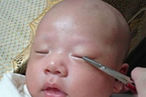 Ham làm đẹp cho con đến mấy cũng đừng đụng đến 4 mẹo dân gian phi khoa học này!