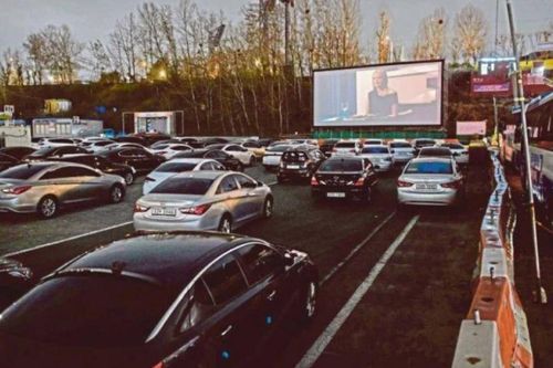Malaysia ra mắt rạp chiếu phim xe hơi để phục vụ khán giả ngồi trong ô tô